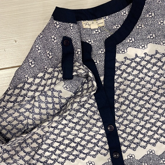 Antilia Femme Top Pre loved printed V-Neck Top with side slips. - Picture 3 of 7